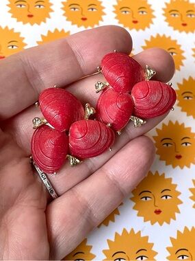 Vintage goldtone & red acrylic/lucite clamshell cluster clip-on earrings